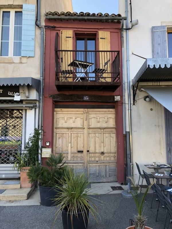 L'Isle-sur-la-Sorgue very narrow house