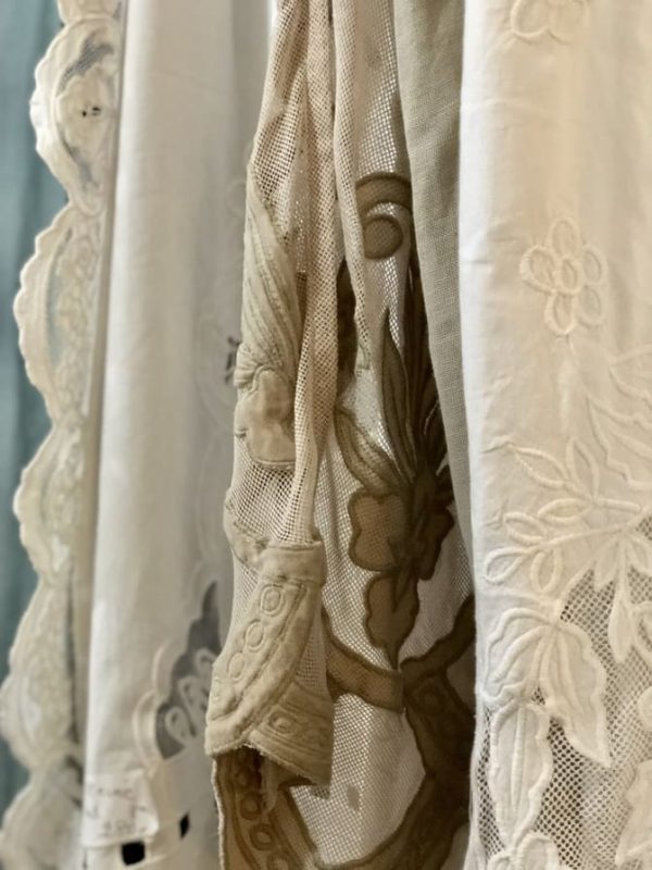 L'Isle-sur-la-Sorgue brocante lace fabrics