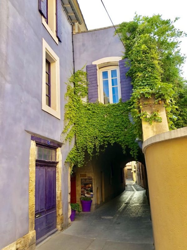 L'Isle-sur-la-Sorgue beautiful purple and yellow building