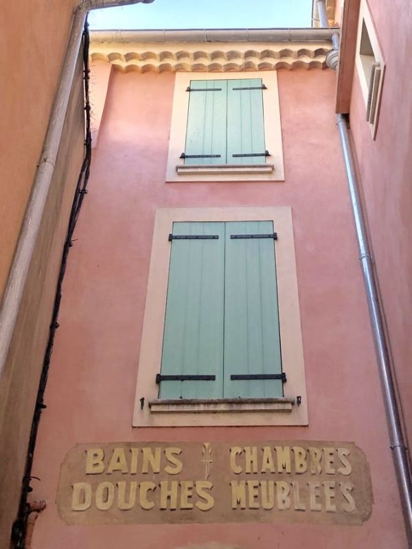 L'Isle-sur-la-Sorgue colourful shutters