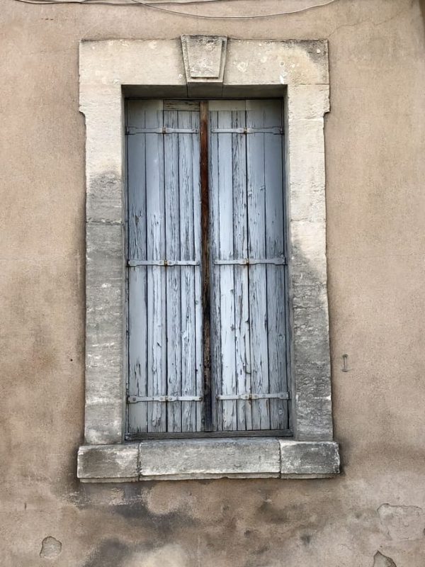 L'Isle-sur-la-Sorgue window and blue shutters