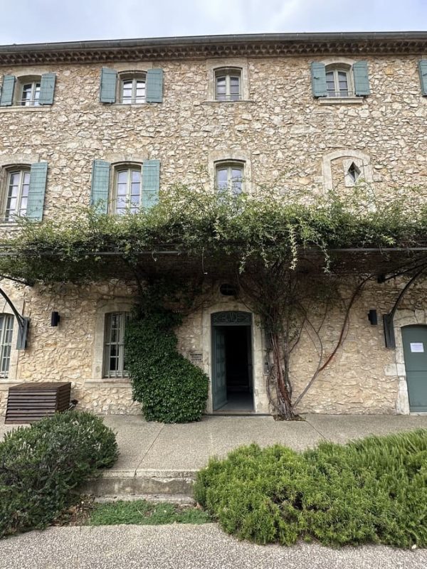 Eygalieres Building on the Street